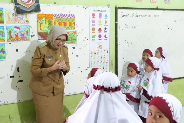Bupati Lumajang Indah Amperawati saat meninjau program MBG di SDIT Klakah, Rabu (17/9/2025).