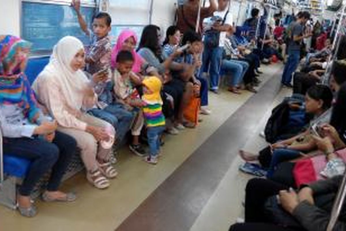 Penumpang asal daerah Bogor, Depok, Tangerang dan Bekasi, memanfaatkan layanan tiket gratis KRL untuk wisata keluarga, Senin (17/8/2015).