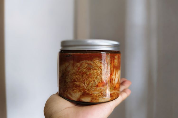 Penyimpanan kimchi di dalam stoples kaca. 
