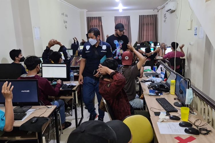 Polisi menggerebek sebuah ruko yang menjadi kantor pinjaman online ilegal di Jakarta Barat, Rabu (13/10/2021). Total 56 orang yang bekerja di ruko itu diamankan. 