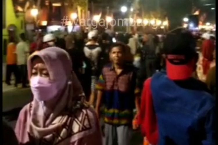 Tangkapan layar video kerumunan massa saat peresmian jalur pedestarian oleh Bupati Jombang Mundjidah Wahab, Minggu (12/12//2021) malam
