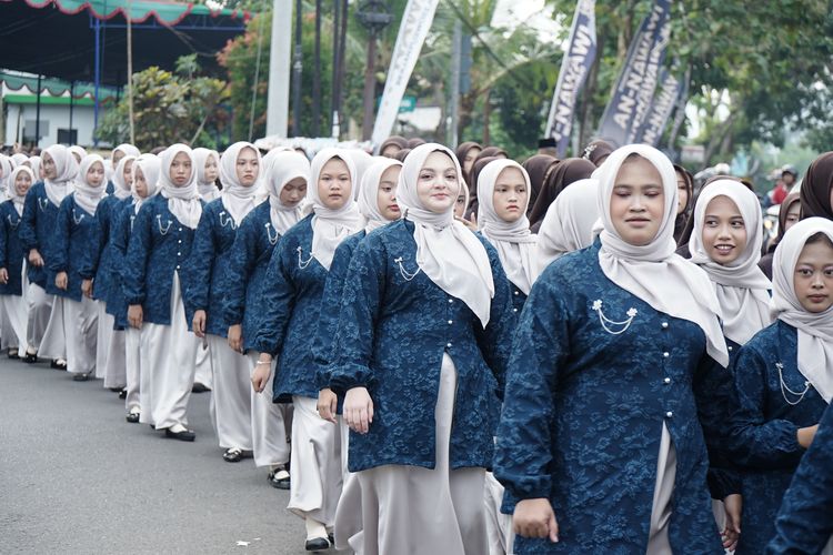 Putri Imam Besar Masjid Al-Aqsa Lulus dari MTs An-Nawawi Purworejo