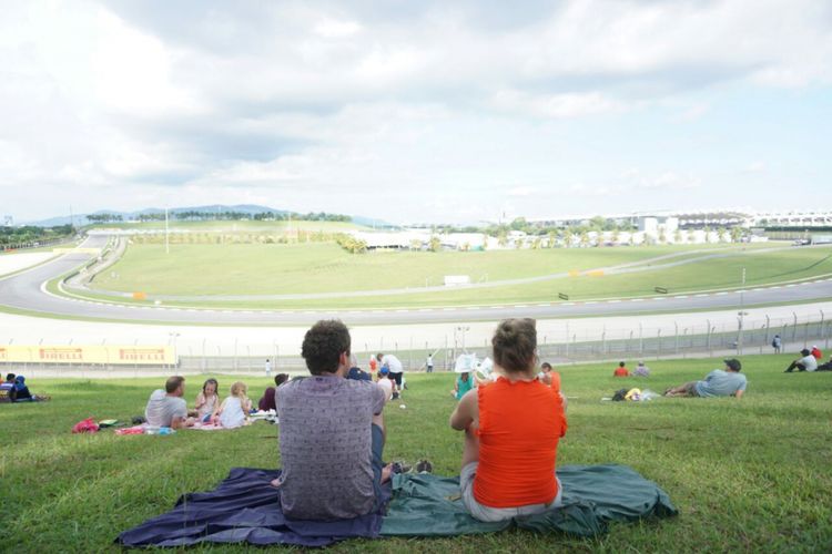 Situasi menyaksikan ajang Formula 1 dari tribune K2 Sirkuit Sepang, Malaysia.