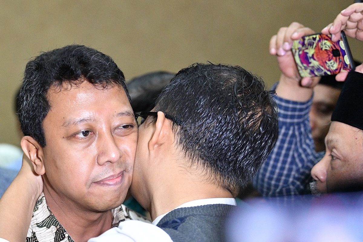 Terdakwa kasus suap jual beli jabatan di lingkungan Kementerian Agama Romahurmuziy (kiri) mendapat pelukan saat tiba untuk menjalani sidang vonis di Pengadilan Tipikor Jakarta Pusat, Jakarta, Senin (20/1/2020). ANTARA FOTO/Sigid Kurniawan/nz
