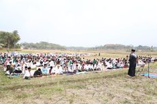 1.300 Hektare Lahan Sawah Kering, Ratusan Warga Bandung Barat Shalat Istisqa di Tengah Sawah