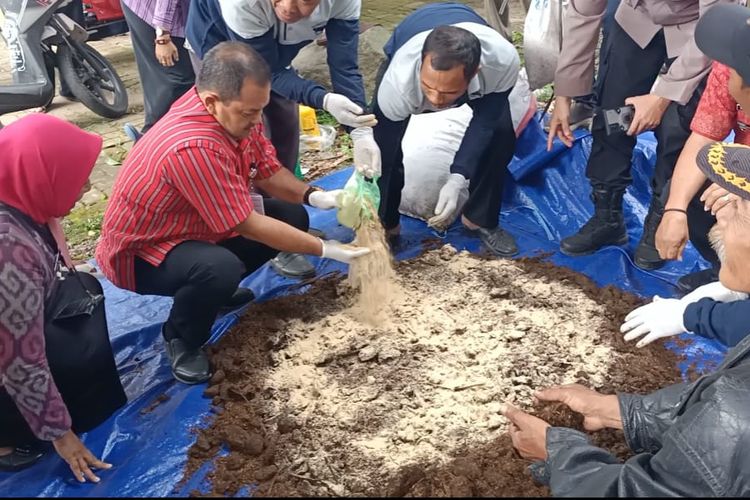Bupati Semarang Ngesti Nugraha membuat pupuk organik bersama petani