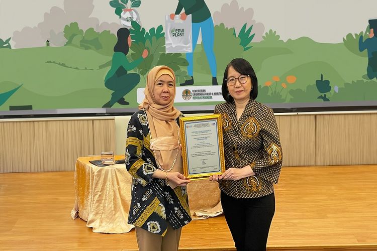 PT Intera Lestari Polimer menjadi perusahaan pertama di Indonesia yang mengantongi sertifikasi Ekolabel Tipe 1 Standar Nasional Indonesia (SNI) 7188-7:2022 dari Kementerian Lingkungan Hidup dan Kehutanan (Kemen LHK).