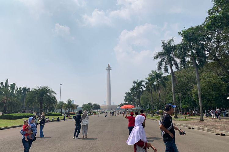 Kawasan Monas diramaikan oleh pengunjung yang berwisata pada akhir pekan ini, Jakarta Pusat, Minggu (19/6/2022).
