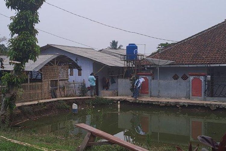 Situasi sesuai penangkapan dua terduga teroris di Kampung Gunungbatu, Desa Kebonpedes, Kecamatan Kebonpede, Kabupaten Sukabumi, Jumat (27/10/2023). 