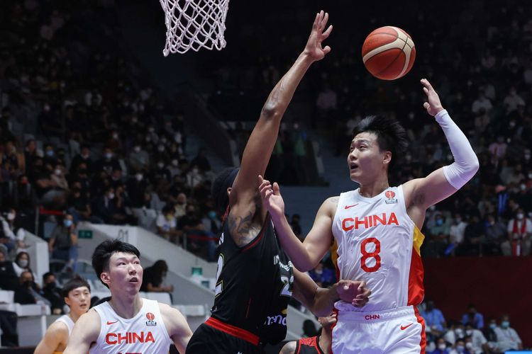 Pemain timnas basket China, Rui Zhao mencoba mencetak skor saat bertanding melawan pemain timnas basket Indonesia pada laga playoff FIBA Asia Cup 2022 di Istora Senayan, Jakarta, Senin (18/7/2022). Indonesia kalah dengan skor 58-108.