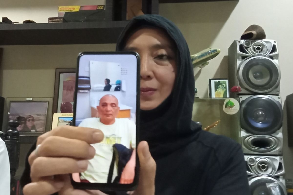 Puti Intan Ageyani Boudewijn, istri dari penumpang Turkish Airline inisial MJ, menunjukkan foto suaminya yang saat ini masih terbaring di rumah sakit untuk mendapatkan perawatan. Foto itu ditunjukkan Puti saat ditemui awak media di rumahnya di Komplek Griya Loka, BSD, Tangsel, Kamis (13/10/2022) malam.