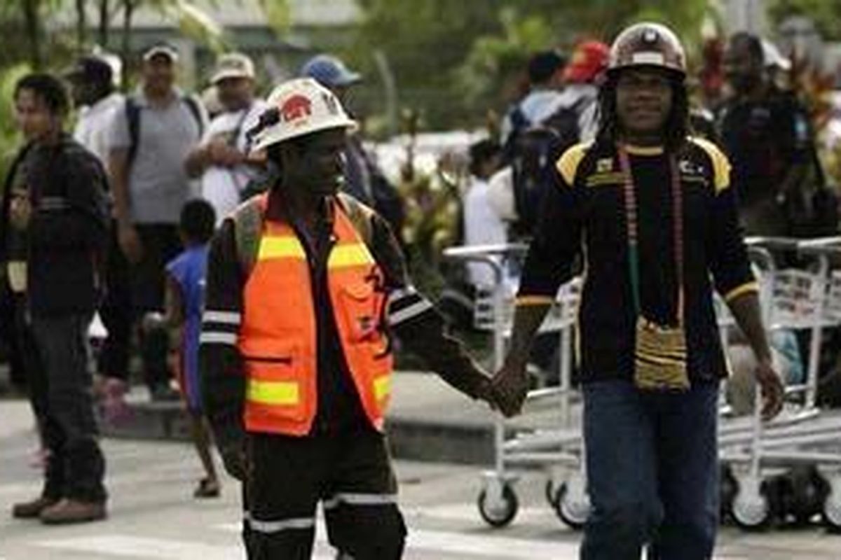 ILUSTRASI - Para pekerja PT Freeport Indonesia di Bandar Udara Moses Kilangin, Timika.