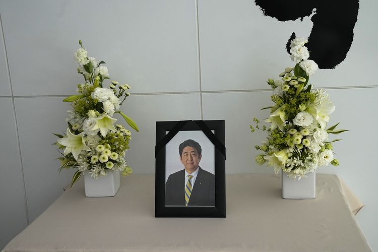 Foto mantan Perdana Menteri Jepang Shinzo Abe dipajang di kediaman Duta Besar Jepang untuk Perancis di Paris, Senin (11/7/2022). Shinzo Abe mantan PM Jepang ditembak dan tewas pada Jumat (8/7/2022) saat menyampaikan pidato kampanye di kota Nara.