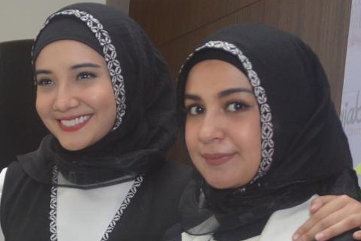 Shireen Sungkar (kanan) bersama kakaknya, Zaskia Sungkar, menghadiri acara Hijab Day 2016, di Mall Kota Kasablanka, Kuningan, Jakarta Selatan, pada Sabtu (9/4/2016).