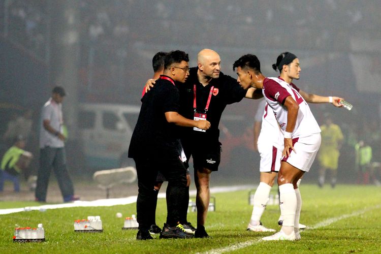 Pelatih PSM Makassar Bernardo Tavares berdiskusi dengan asisten dan pemain M Rizky saat pertandingan melawan Arema FC pada babak penyisihan grup D Piala Presiden 2022 yang berakhir dengan skor 0-1 di Stadion Kanjuruhan Kepanjen Kabupaten Malang, Sabtu (11/6/2022) malam.