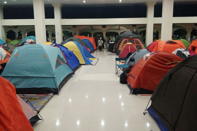 Para jemaah bermalam di tenda untuk melaksanakan itikaf di Masjid Habiburrahman, Kota Bandung, Rabu (29/5/2019) malam. 