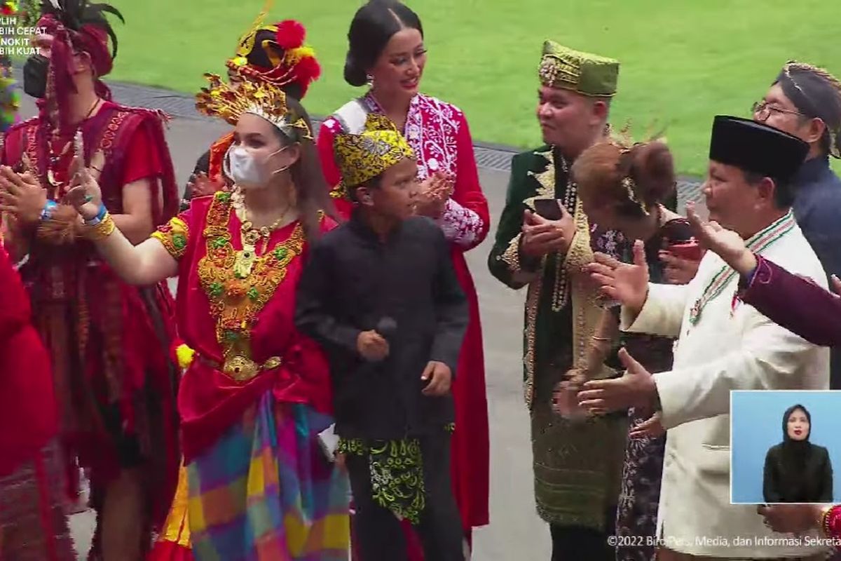 Menteri Pertahanan Prabowo Subianto beserta sejumlah hadirin upacara berjoget saat penyanyi cilik Farel Prayoga tampil di Istana Merdeka, Jakarta, Rabu (17/8/2022).