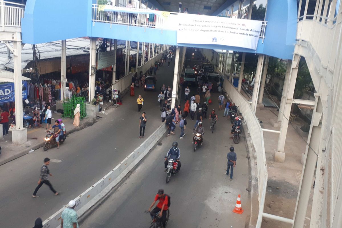 Kondisi Jalan Jatibaru Raya, Tanah Abang, Jakarta Pusat tampak bersih dari pedagang kaki lima (PKL) sejak dibukanya Jembatan Penyebrangan Multiguna (JPM) atau skybridge untuk pejalan kaki dan pedagang. Foto diambil Selasa (11/12/2018)