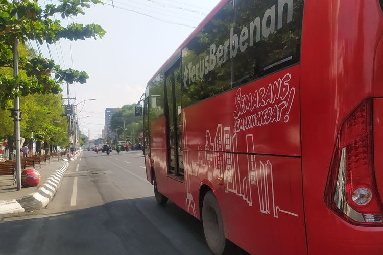 Bus Trans Semarang saat melintas di Jalan Pemuda, Kota Semarang, Jawa Tengah. Kamis (11/8/2022)