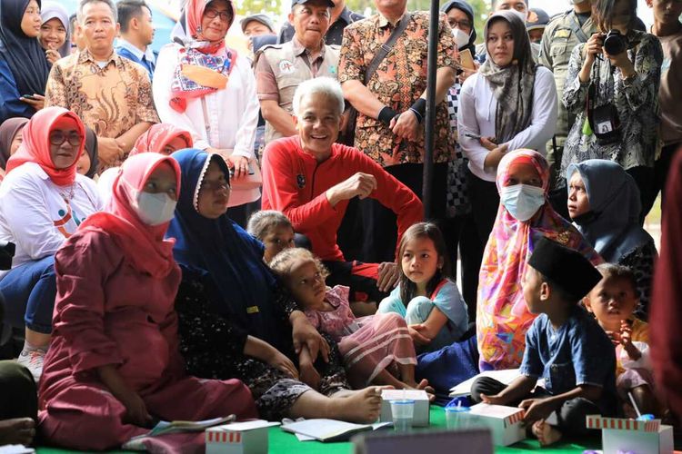 Gubernur Jateng, Ganjar Pranowo menyapa dan mengobrol dengan ibu-ibu hamil di Desa Prampelan, Sayung, Demak, Senin (23/1/2023).