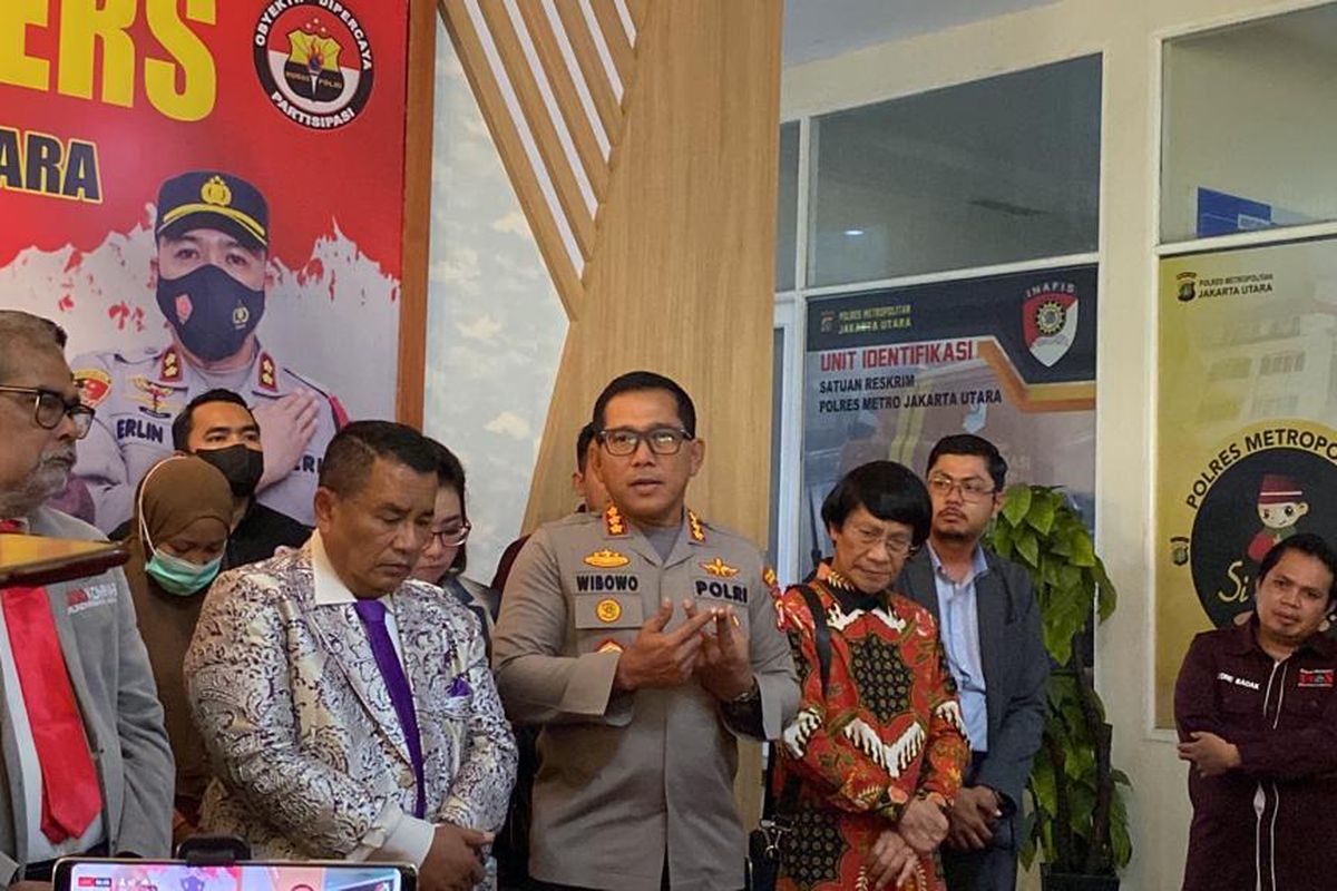 Kapolres Metro Jakarta Utara Kombes Wibowo bersama Komnas Perlindungan Anak, Lembaga Perlindungan Anak Indonesia (LPAI), dan sejumlah pihak bertemu untuk menentukan langkah hukum pada kasus pemerkosaan di Hutan Kota Jakarta Utara, Selasa (20/9/2022). Wibowo berkata para pelaku akan dibina selama enam bulan di panti rehabilitasi milik Kementerian Sosial.   