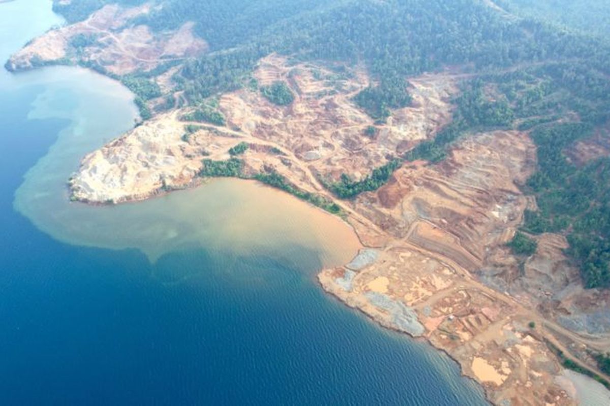 Limbah nikel di sebuah kawasan tambang di Konawe Utara mencemari laut.