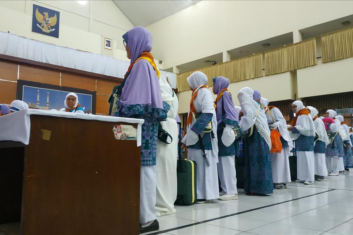 Jemaah haji asal Jawa Barat menanti keberangkatan dari Asrama Haji Embarkasi Bekasi, Selasa (9/7/2019).
