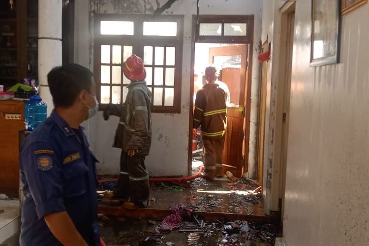 Petugas Damkar Kota Depok berhasil memadamkan api yang membakar sebuah rumah kontrakan di RT 05 RW 04, Sukamaju Baru, Tapos, Depok pada Jumat (8/7/2022). (Dokumentasi Damkar Depok)