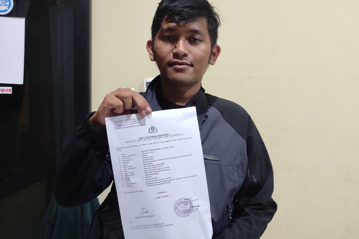 Yordan Gifford Reinhart (26), korban penipuan rental mobil bodong di bilangan Jagakarsa, Jakarta Selatan, Jumat (2/6/2023). 