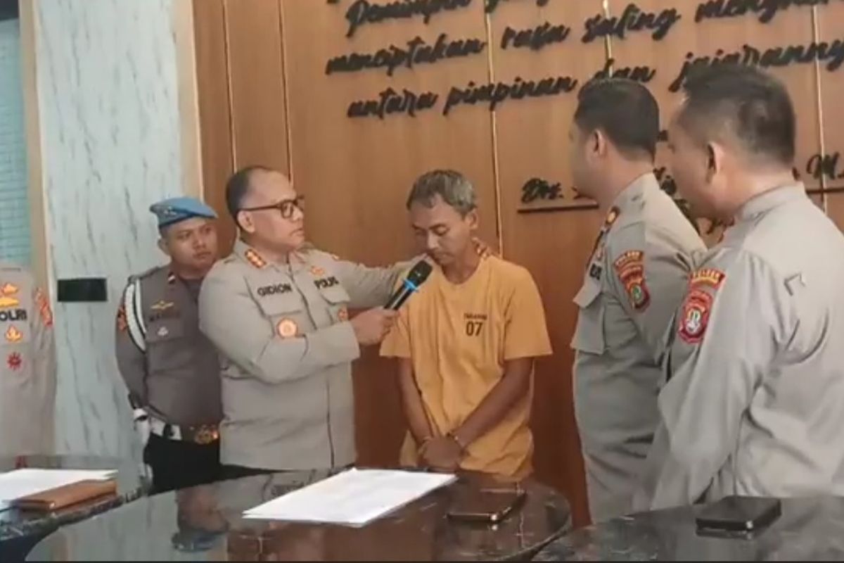 Pegawai Negeri Sipil (PNS) dari Kementerian Hukum dan HAM (Kemenkumham) berinisial YEP (43) menjadi pelaku pencurian sepeda motor milik korban bernama Supriyanto (44) yang merupakan seorang pedagang kue pancong. 