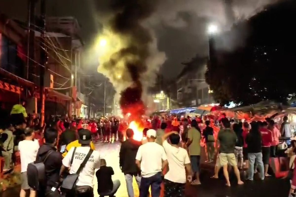 Foto: Pedagang eks Gedung IV Pasar Horas Jaya yang tergabung dalam KP2H membakar ban bekas saat unjuk rasa menolak relokasi di Jalan Merdeka, Kota Pematangsiantar, Sumatera Utara, Senin (29/8/2025) malam.