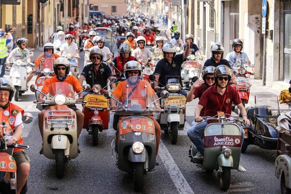 Suasana Vespa World Days di Biograd Kroasia, 11-14 Juni 2015.