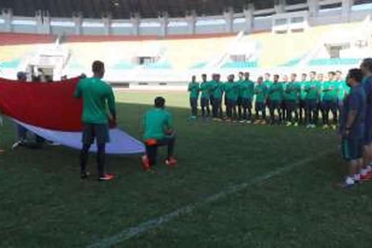 Upacara 17 Agustus dilangsungkan jelang latihan pagi seleksi tim nasional di Stadion Pakansari, Rabu (17/8/2016).