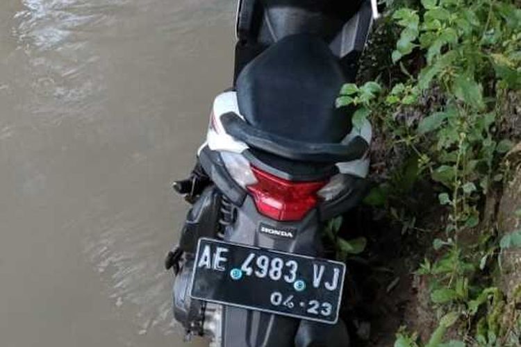 Inilah kondisi sepeda motor yang ditumpangi Ajun Ahmad Maulana (16) yang kecemplung di sungai dipinggir ruas jalan Ponorogo-Solo, Desa Plosojenar, Kecamatan Kauman, Kabupaten Ponorogo, Minggu (31/1/2021).