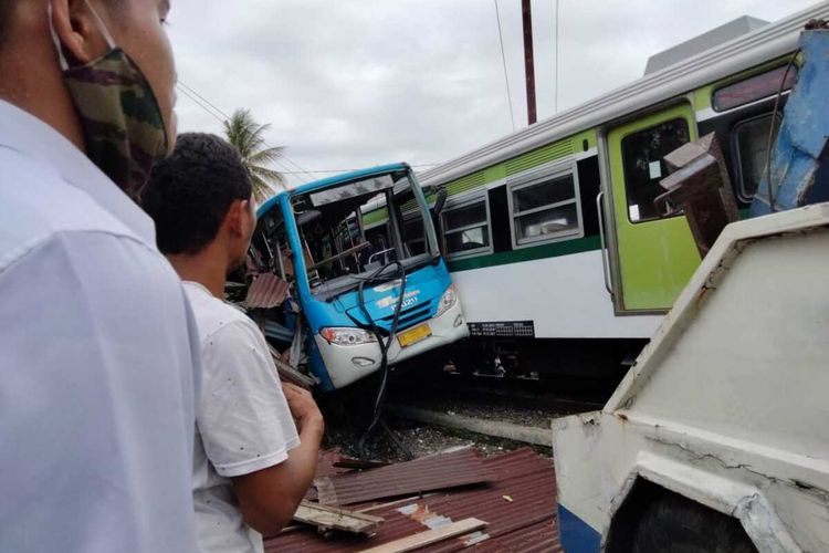 Tabrakan kereta api Minangkabau Ekpress dengan bus Trans Padang, Rabu (13/1/2021) di Koto Tangah, Padang