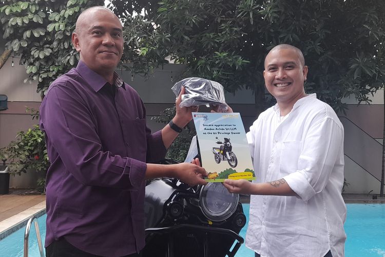 2Wheelies serahkan unit terbatas Husqvarna Norden 901 kepada pembeli pertamanya di Indonesia