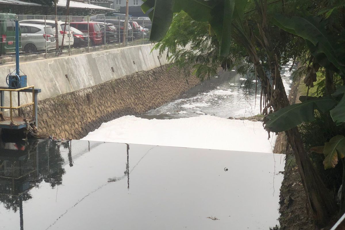 Saluran air di dekat kantor Walikota Jakarta Barat di Jalan Kembangan Raya, Kembangan, Jakarta Barat, memunculkan bau busuk pada Jumat (22/7/2022) siang. 