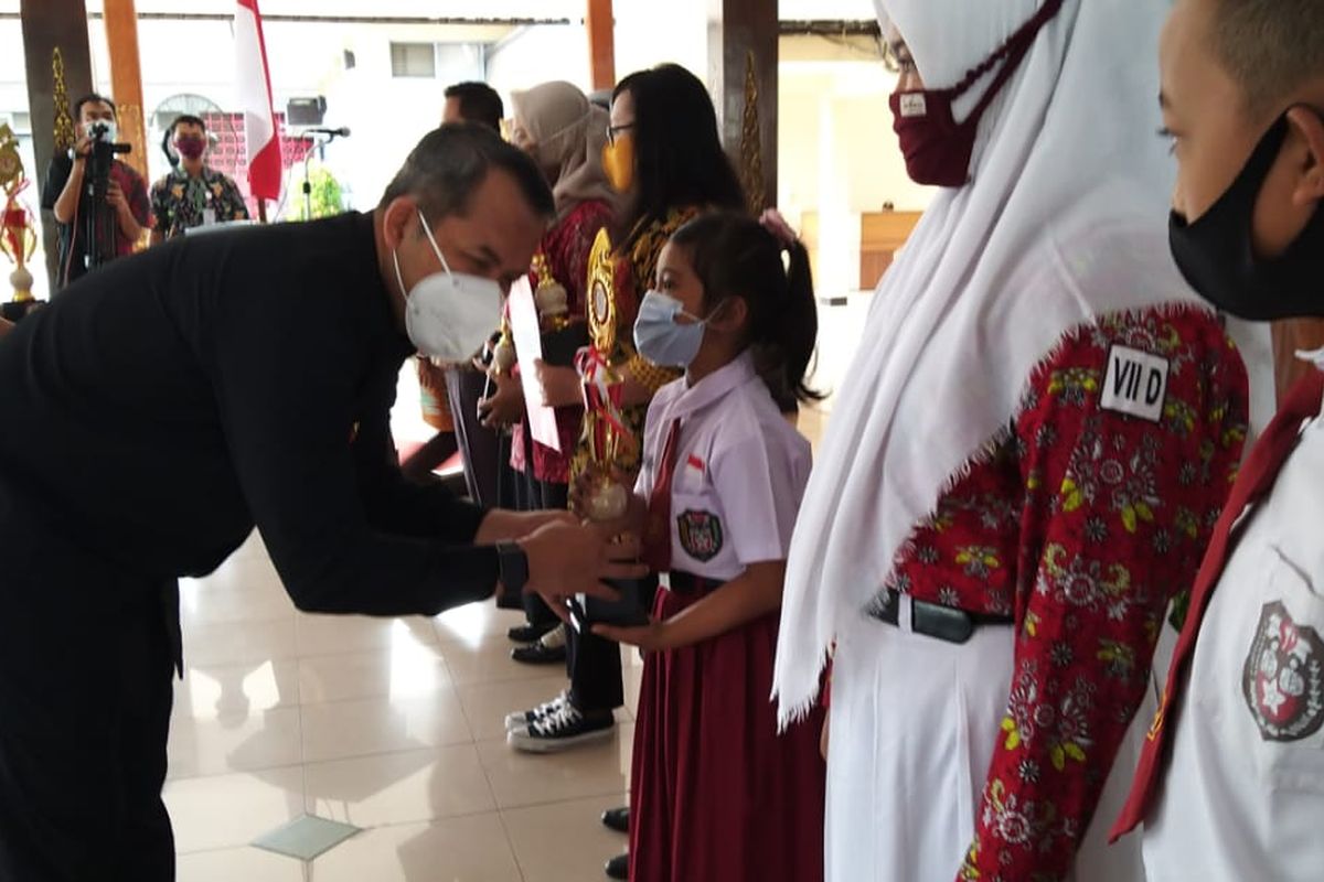 Bupati Wonogiri Joko Sutopo memberikan penghargaan bagi seorang siswa SD yang berprestasi dalam Wonogiri Innovation Awards 2020 di Pendopo Pemkab Wonogiri, Rabu (16/12/2020)
