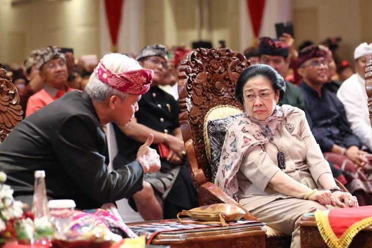 Gubernur Jawa Tengah Ganjar Pranowo saat berbincang dengan Presiden kelima RI Megawati Soekarnoputri dalam acara penandatanganan nota kesepahaman bidang kesenian antara Jawa Tengah dan Bali, di Sanur, Bali, Jumat (16/6/2023).