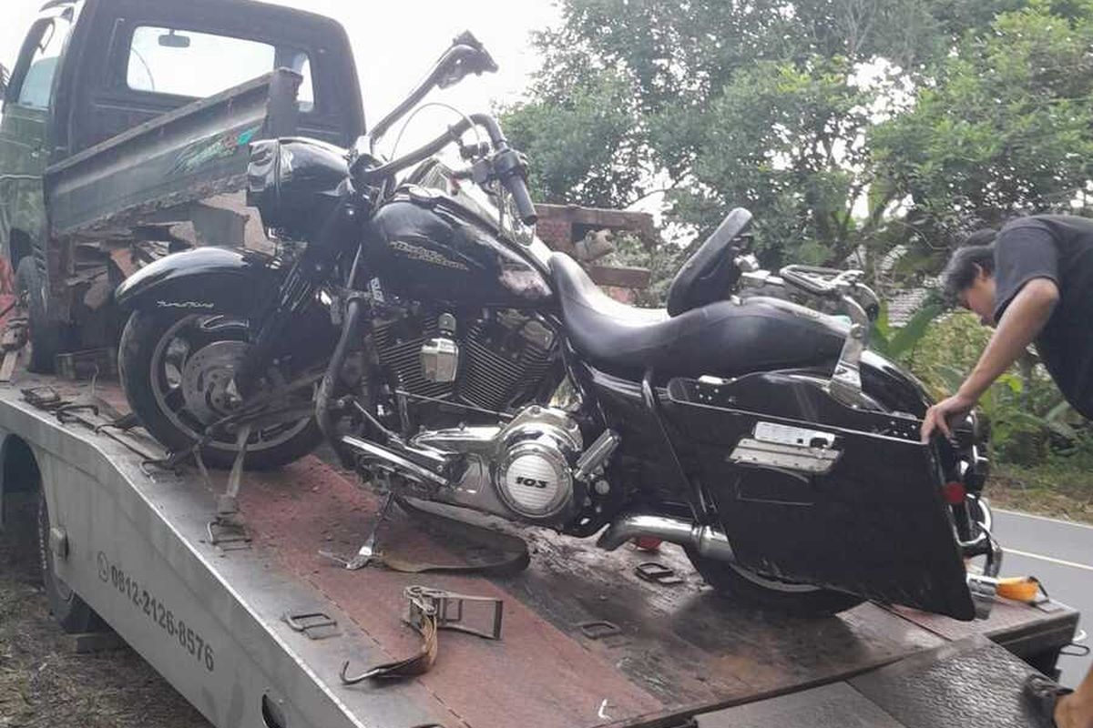 moge yang dikendarai Ruri diangkut towing pasca kecelakaan.