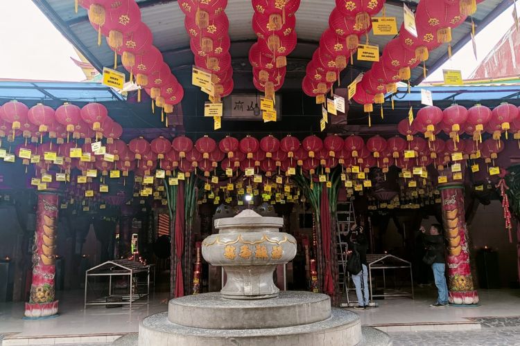 Suasana di Vihara Nimmala Boen San Bio Kota Tangerang menjelang empat hari sebelum perayaan tahun baru China atau Imlek 2023. Diperkirakan ada sekitar 800-1200 orang yang akan beribadah di sana saat Imlek tahun ini.
