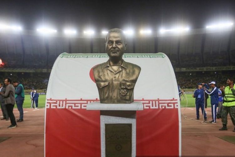 Patung komandan Garda Revolusi, Qasem Soleimani, di lapangan Stadion Naghsh-e-Jahan dalam Liga Champions Asia antara Sepahan vs Al Ittihad. Laga ini telah dibatalkan karena keadaaan yang tak terduga.