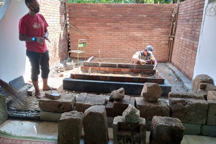Warga yang melakukan penggalian renovasi makam, menemukan batuan candi.