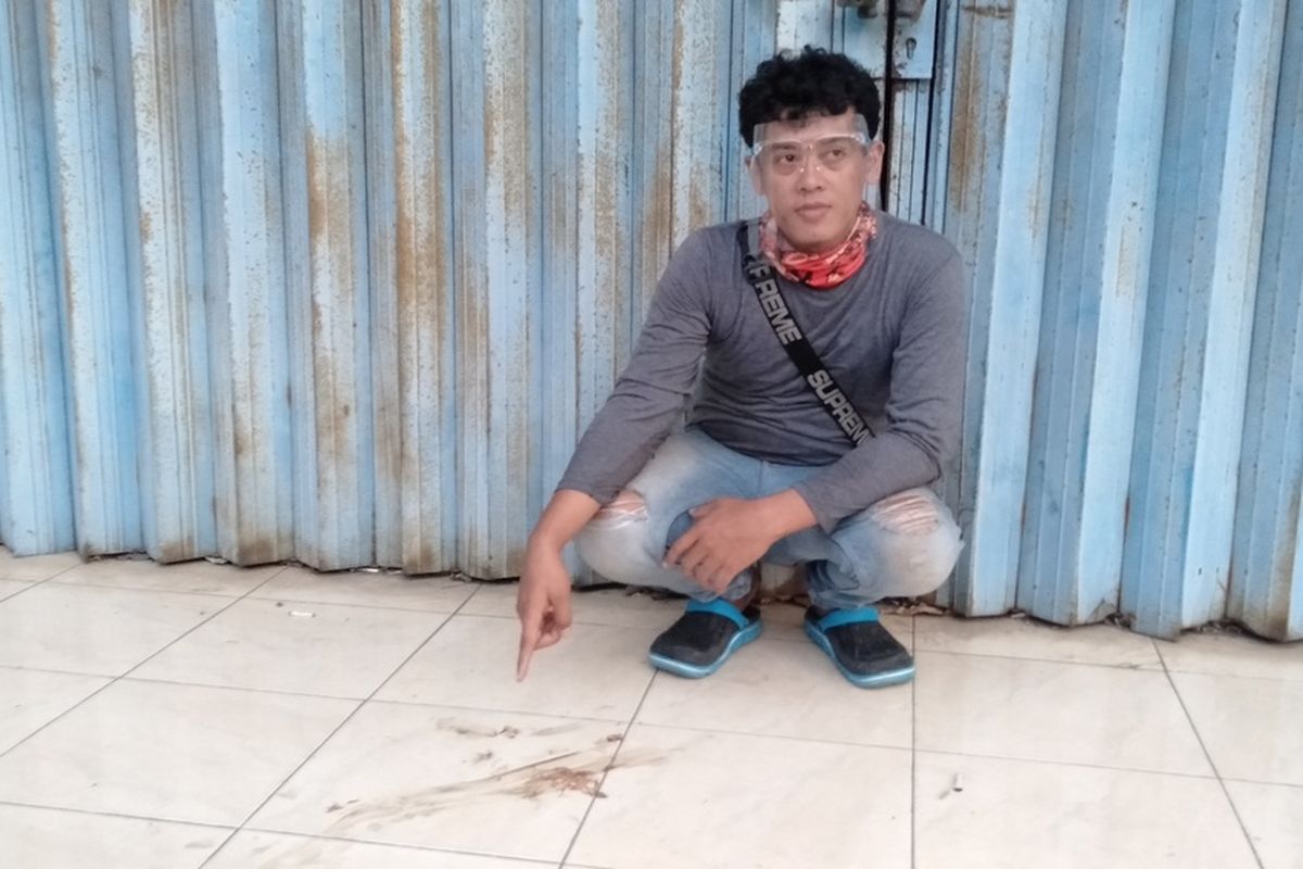 Kevin menunjukkan lokasi dia maling diamuk massa pasca gagal beraksi di ruko kawasan Lubang Buaya, Jakarta Timur, Selasa (7/7/2020).