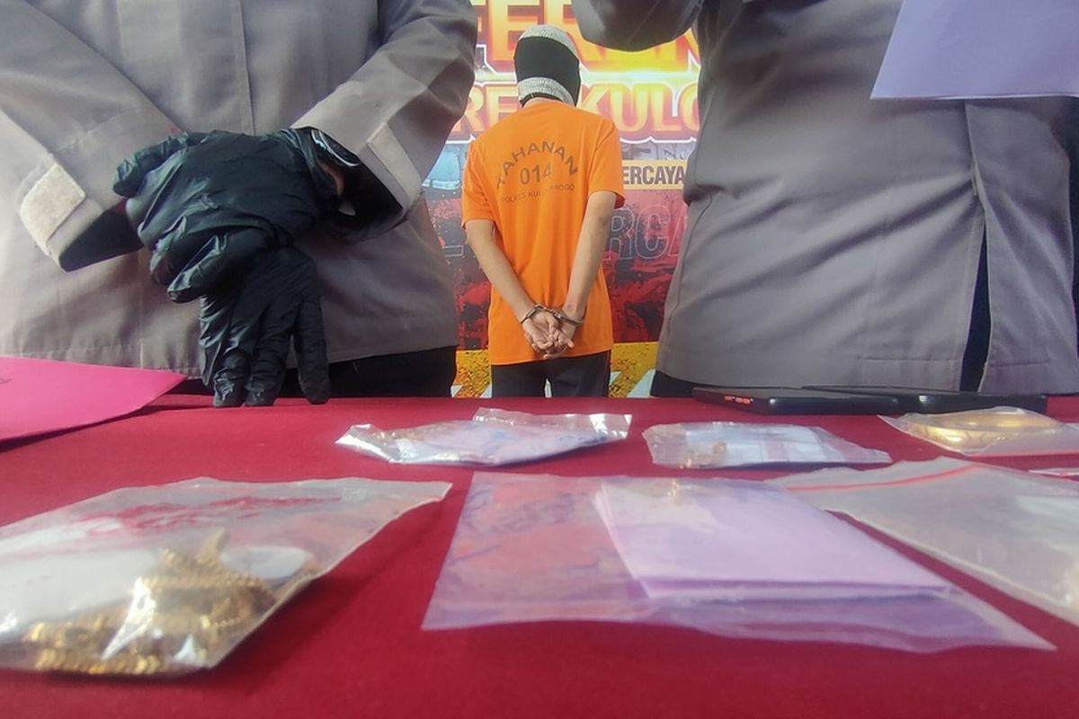 Emas berbagai produk dan bentuk disita dari tangan seorang cleaning service panggilan, MH (36) asal Pajangan, Kabupaten Bantul, Daerah Istimewa Yogyakarta. MH mencuri 100 Gr emas itu dari rumah seorang warga desa yang menggunakan jasanya di Kalurahan Jatirejo, Kapanewon Lendah, Kabupaten Kulon Progo.