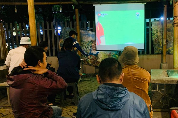 Nobar di Kopi Ortu, salah satu coffe shop yang Kota Malang.