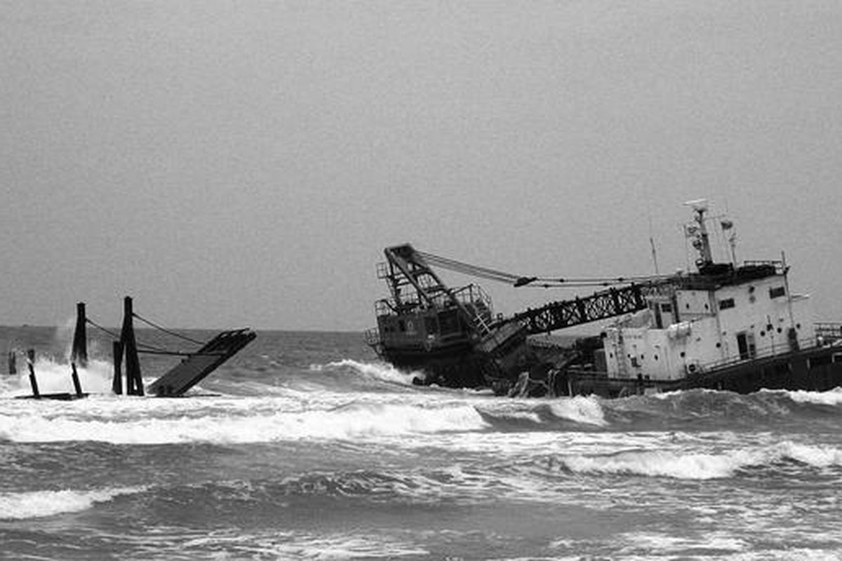 Kapal WB Nagasaki kandas di depan alur masuk Pelabuhan Pulau Baai, Kota Bengkulu, Selasa (13/3), setelah dihantam badai lima hari lalu. Badai yang melanda Bengkulu sejak awal Maret menyebabkan sejumlah kecelakaan laut. Dalam kondisi cuaca ekstrem ini kapal kargo, penumpang, dan kapal nelayan untuk sementara dilarang  berlayar.