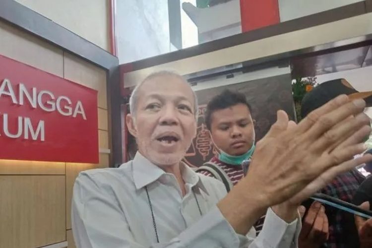 Pakar Hukum Pidana Universitas Airlangga Surabaya Prof. Didik Endro Purwoleksono ditemui di kampus setempat, Kamis (1/12/2022). (ANTARA/Willi Irawan)