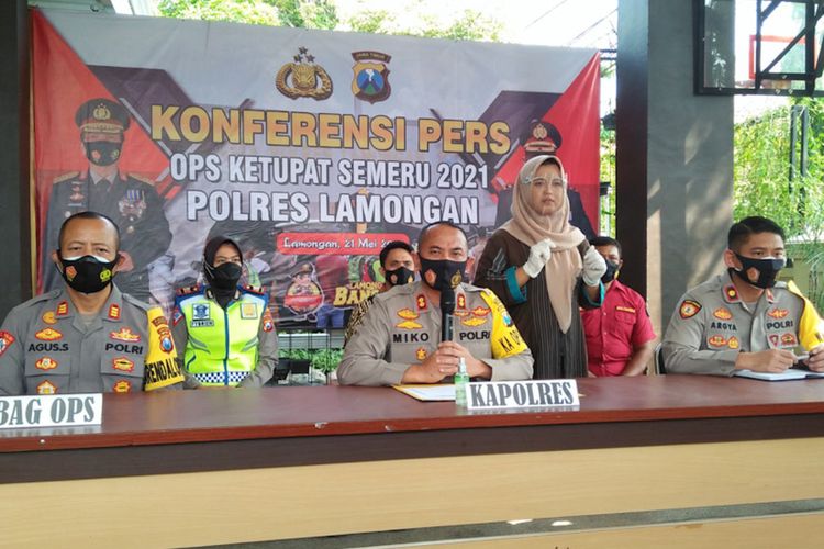 Kapolres Lamongan AKBP Miko Indrayana (tengah), saat memberikan keterangan kepada awak media di Mapolres Lamongan, Jumat (21/5/2021).
