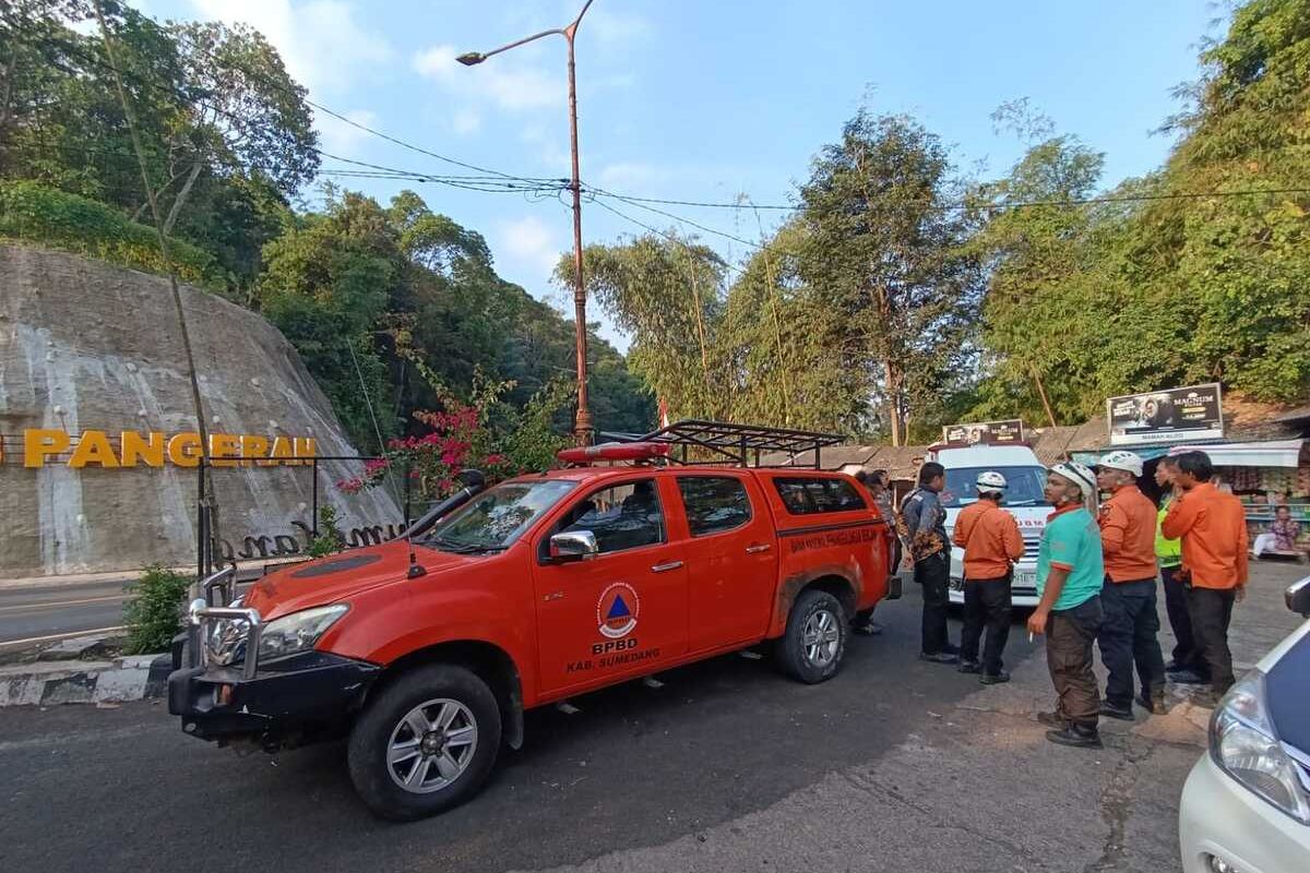 Personel BPBD Sumedang evakuasi jambret masuk jurang Cadas Pangeran, Sumedang, Jabar, Selasa (6/8/2024). KOMPAS.com/DOK. BPBD Sumedang